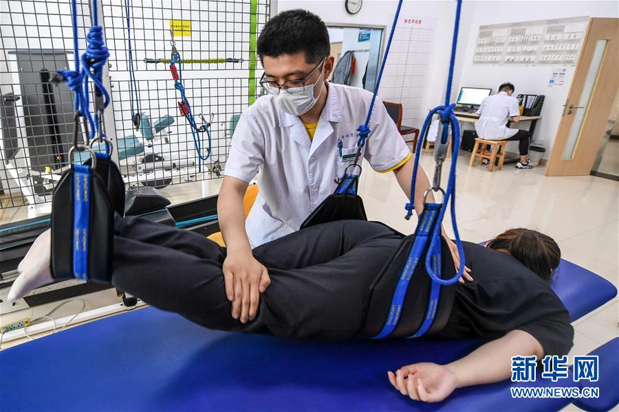 (體育·圖文互動)(10)江蘇常州:慢病人群上起了“體育課”