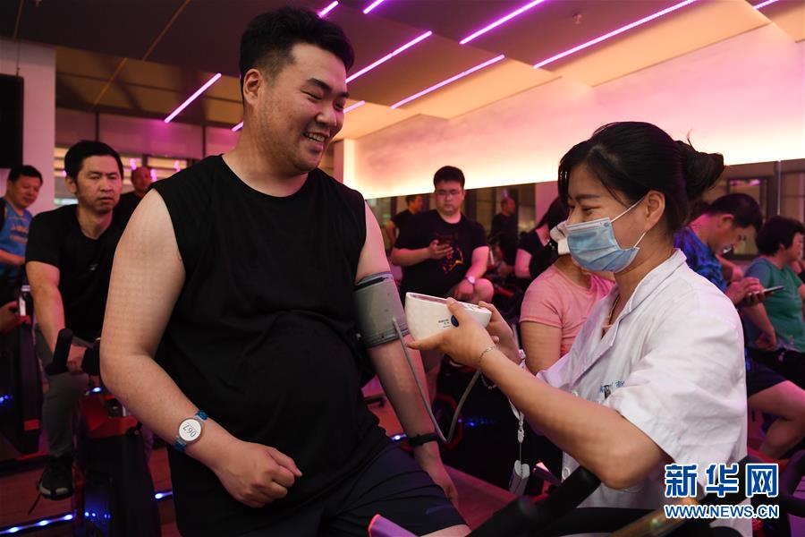 (體育·圖文互動)(8)江蘇常州:慢病人群上起了“體育課”
