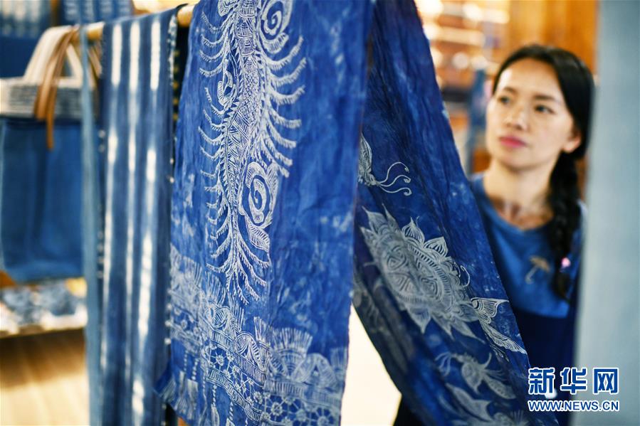 (脫貧攻堅(jiān))(2)侗族“織娘”楊成蘭的布藝扶貧