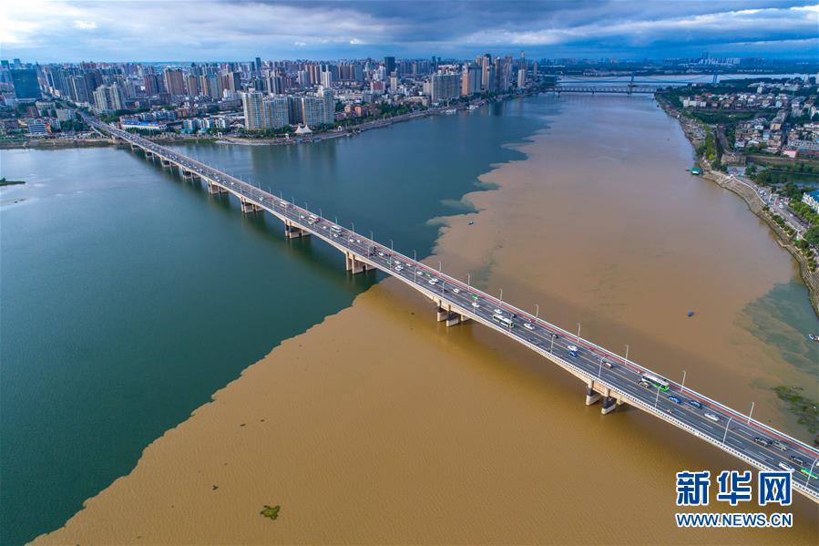 #(環境)(3)湖北襄陽:雨后漢江“涇渭分明”
