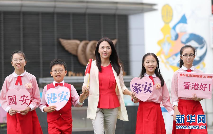 (港澳臺·圖文互動)(3)特寫:香港市民唱響心中的國歌