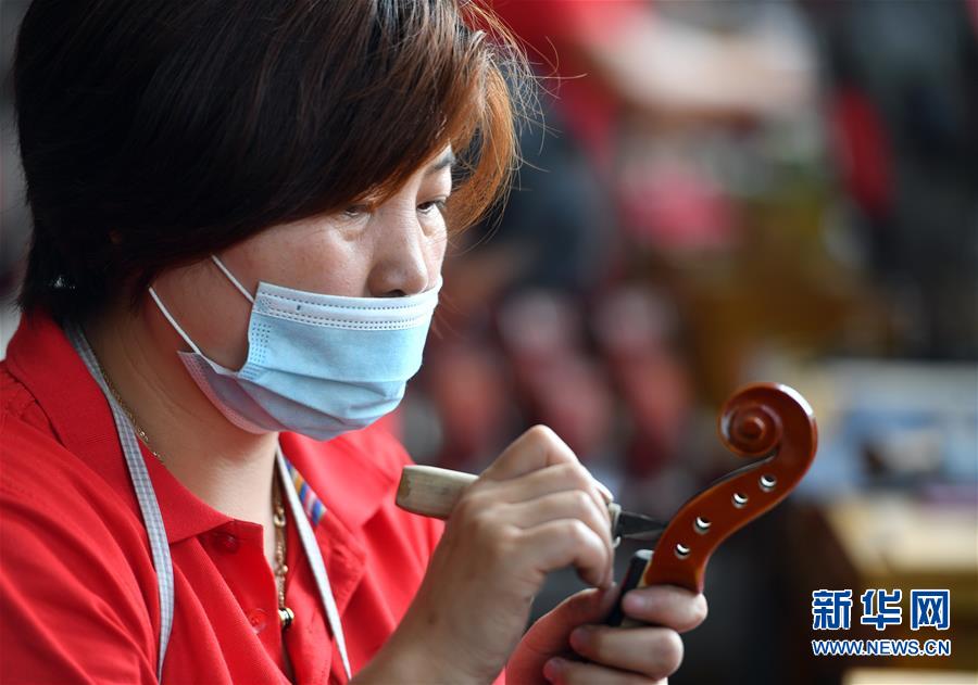 （走向我們的小康生活·圖文互動）（5）放下鋤頭，卻撥動命運(yùn)的琴弦