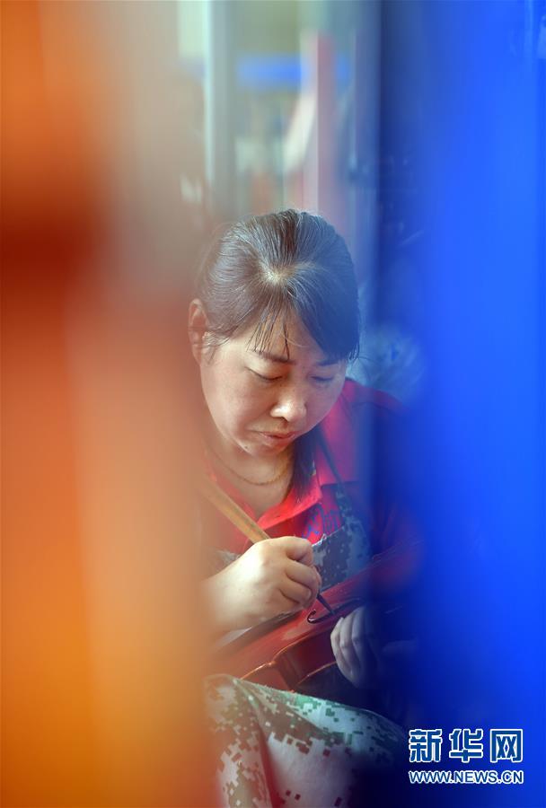 （走向我們的小康生活·圖文互動）（7）放下鋤頭，卻撥動命運(yùn)的琴弦