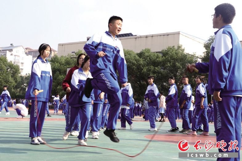 　　長沙航天學校的學生參加集體長繩比賽項目。
