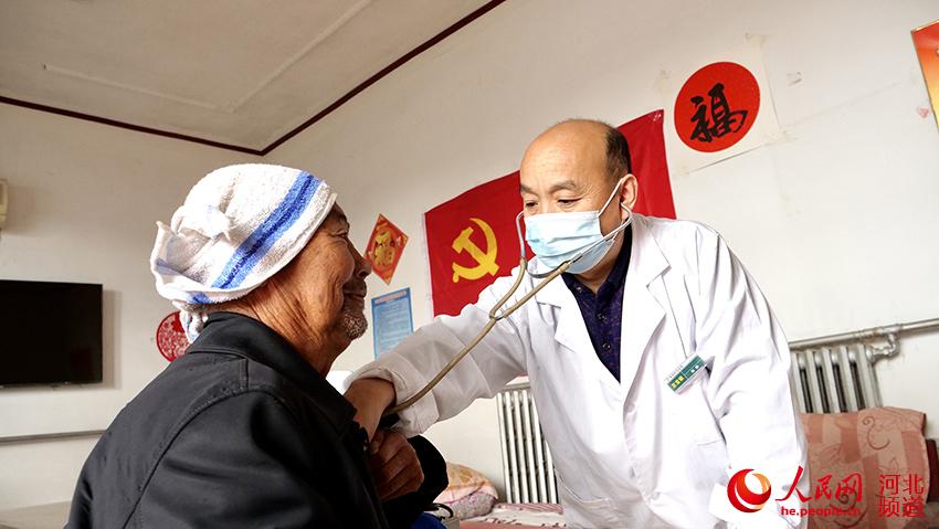 醫生正在給老人檢查身體。 于豐濤攝