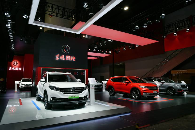 桌子上放滿(mǎn)了不同類(lèi)型的汽車(chē)  描述已自動(dòng)生成