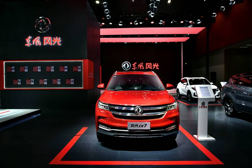 紅色的汽車(chē)  描述已自動(dòng)生成