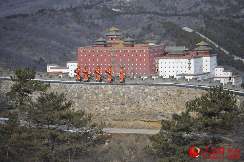 承德市消防救援支隊防消聯勤小組開展防火巡邏。 王立群攝