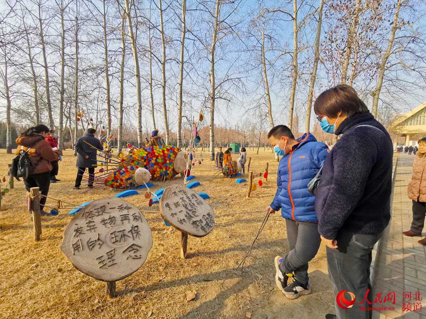 河北省保定市植物園內利用廢品制作而成的景觀小品吸引了游人的目光。 劉瀾攝