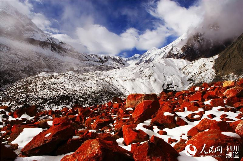 紅石映白雪。海螺溝景區管理局供圖