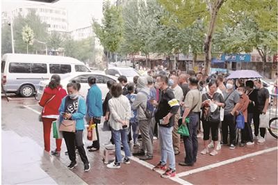 群眾為辦醫保連夜排隊 哈爾濱13名責任人被問責