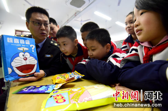 圖為邯鄲市邯山區市場監督管理局的工作人員引導小學生樹立正確的消費觀，防止沉迷玩“盲盒”。 郝群英
