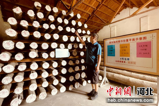 圖為館陶縣工作人員在清點防汛物資。 郭江鵬 攝