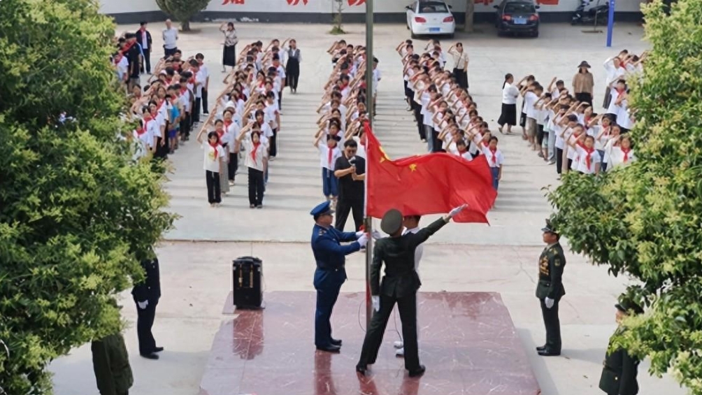老兵胸懷報國志 學子心系愛國情 商丘市梁園區退役軍人事務局“我是老兵”護旗隊走進劉口鎮東劉小學