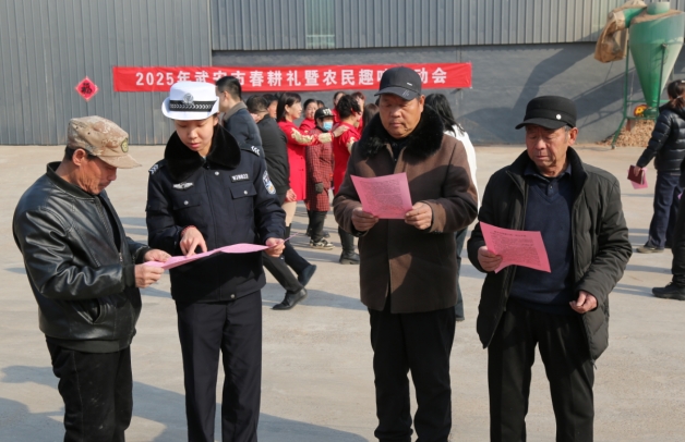 武安交警大隊助力春耕文化節交通安全宣傳入人心