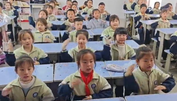 邯鄲經開區南沿村完小一年級萌娃學《弟子規》手勢舞，傳承國學經典