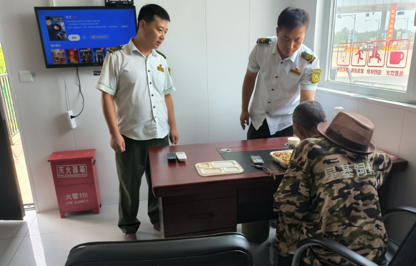 高溫天老人迷路誤上高速 收費(fèi)站暖心救助顯擔(dān)當(dāng)