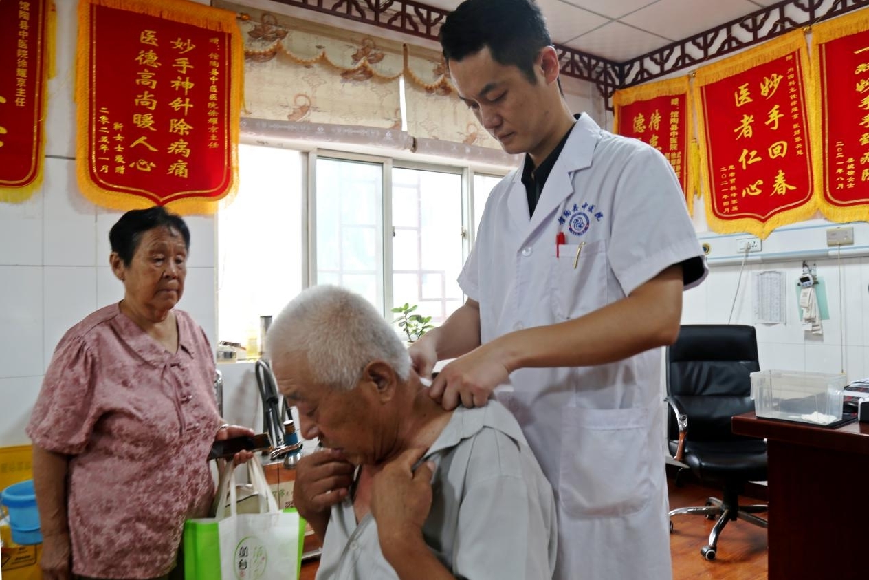 館陶縣中醫醫院治未病科室，醫務人員正在為居民貼敷三伏貼。郭江鵬攝